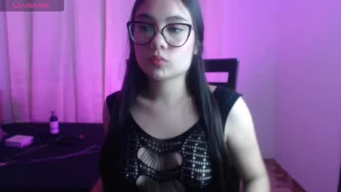 Snapshot of _moon_rosee chatting on February 23, 12:57 pm _moon_rosee online show from February 23, 12:57 pm