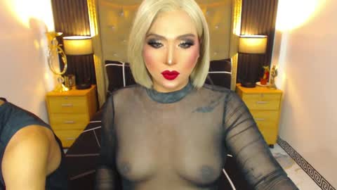 _natashacooper_ online show from April 3, 9:46 pm