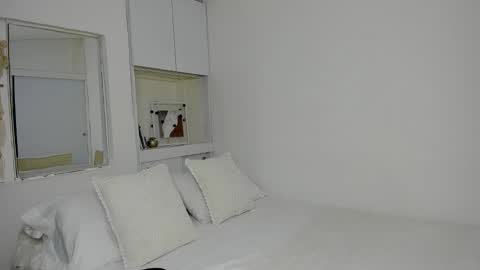 independent model natha online show from November 11, 6:35 am