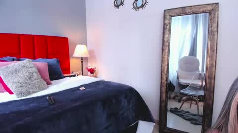 _nicoletteshea_ online show from November 19, 8:31 pm