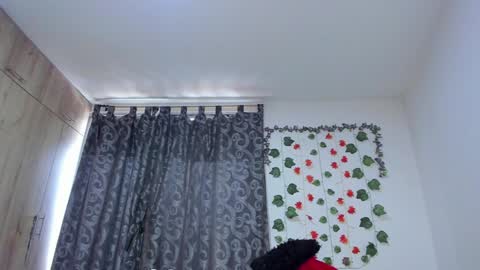 Snapshot of _nicollee chatting on December 23, 1:03 pm juliana online show from December 23, 1:03 pm
