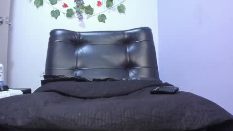 Snapshot of _nicollee chatting on February 19, 9:06 am juliana online show from February 19, 9:06 am