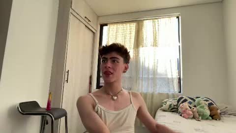 Snapshot of _peachyboy chatting on June 21, 10:23 pm esteban online show from June 21, 10:23 pm