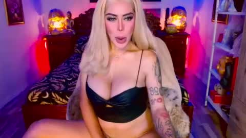 Snapshot of _queengoddess_ chatting on July 7, 6:47 am Hi my name is selinaim glad to meet everyone here online show from July 7, 6:47 am