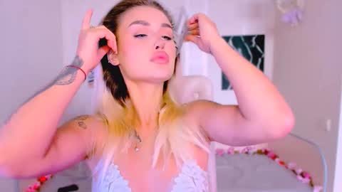 Snapshot of _ravena chatting on October 5, 8:34 am _ravena online show from October 5, 8:34 am