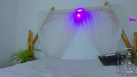 Moon online show from December 3, 6:39 pm