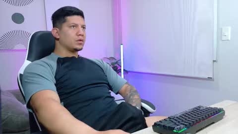 Snapshot of _robertobaggio chatting on February 24, 12:47 pm Roberto online show from February 24, 12:47 pm