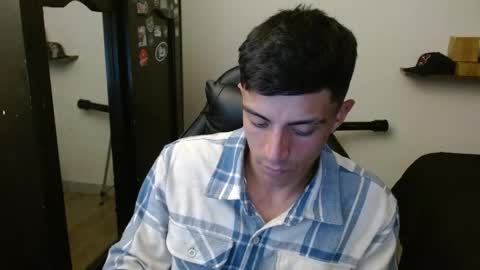 Snapshot of _schnnneider_ chatting on May 8, 10:37 pm SCHNEIDER online show from May 8, 10:37 pm