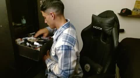 Snapshot of _schnnneider_ chatting on May 10, 11:43 pm SCHNEIDER online show from May 10, 11:43 pm
