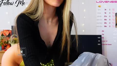Snapshot of _sweetcams_ chatting on December 14, 6:56 am Dasha  online show from December 14, 6:56 am
