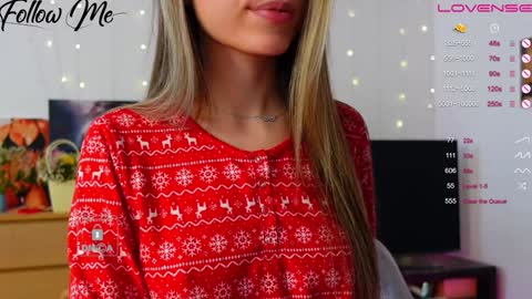 Snapshot of _sweetcams_ chatting on December 18, 8:31 am Dasha  online show from December 18, 8:31 am