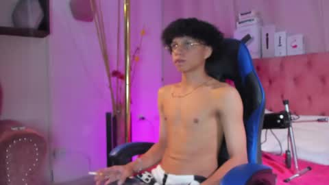 Taylor online show from April 14, 8:59 pm