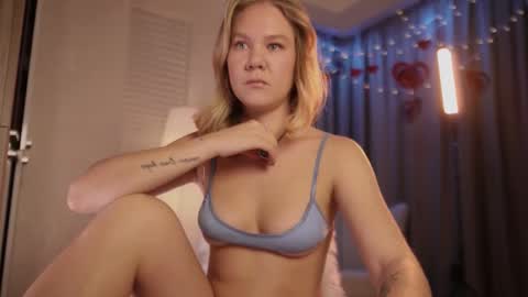 Snapshot of _teasecake_ chatting on February 19, 2:40 am Annie online show from February 19, 2:40 am