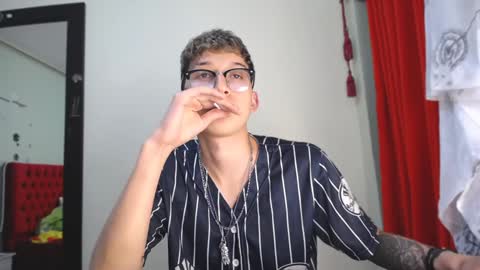 Snapshot of _thomas_hot_ chatting on December 17, 10:22 pm Thomas online show from December 17, 10:22 pm
