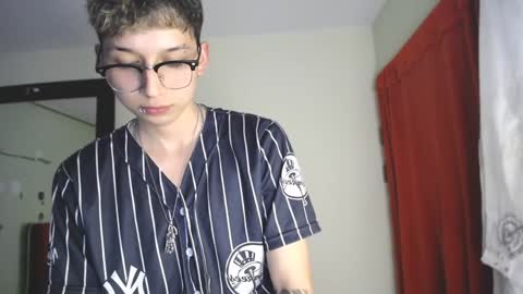 Snapshot of _thomas_hot_ chatting on December 19, 10:10 pm Thomas online show from December 19, 10:10 pm