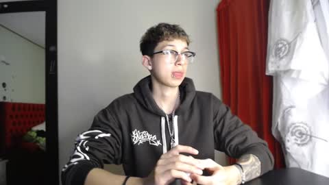 Snapshot of _thomas_hot_ chatting on December 23, 6:05 pm Thomas online show from December 23, 6:05 pm