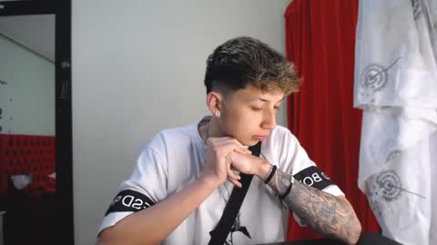 Snapshot of _thomas_hot_ chatting on January 7, 3:35 am Thomas online show from January 7, 3:35 am