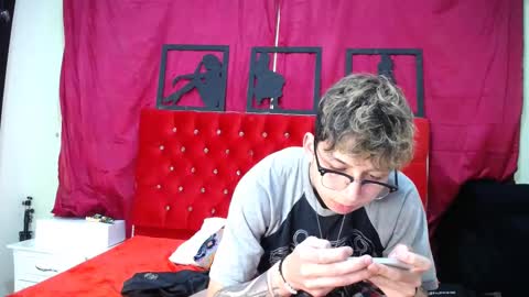 Snapshot of _thomas_hot_ chatting on February 15, 5:19 am Thomas online show from February 15, 5:19 am