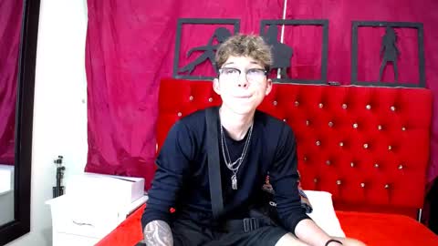 Snapshot of _thomas_hot_ chatting on February 16, 12:19 am Thomas online show from February 16, 12:19 am