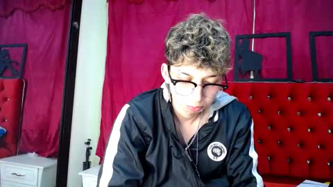 Snapshot of _thomas_hot_ chatting on February 18, 3:31 am Thomas online show from February 18, 3:31 am