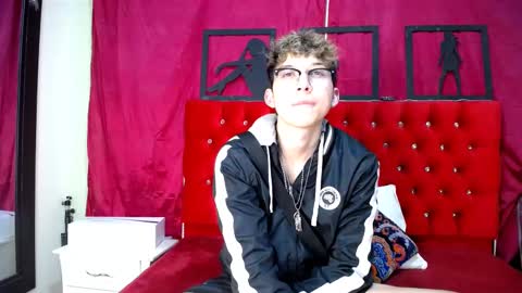 Snapshot of _thomas_hot_ chatting on February 19, 5:16 am Thomas online show from February 19, 5:16 am