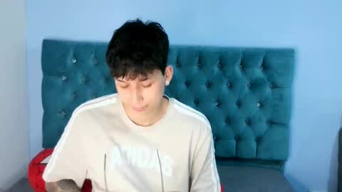 Snapshot of _thomas_hot_ chatting on December 18, 3:23 am Thomas online show from December 18, 3:23 am