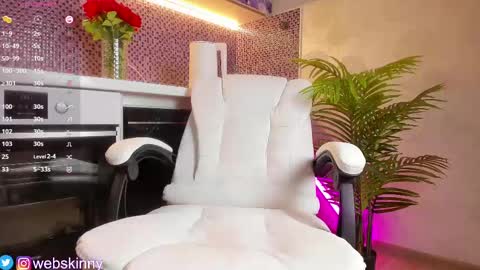 Julia online show from March 9, 1:04 am