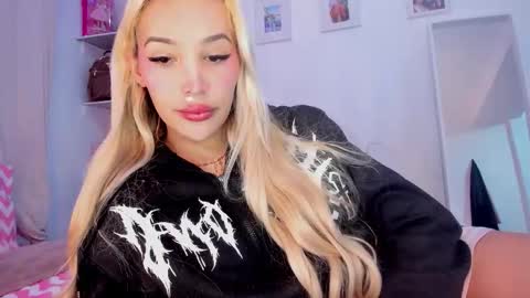 Snapshot of _viioletweekend_ chatting on March 16, 8:57 pm online show from March 16, 8:57 pm