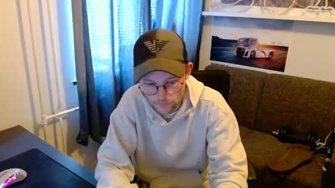 Snapshot of _whoisthatguy_ chatting on June 7, 12:42 pm _whoisthatguy_ online show from June 7, 12:42 pm