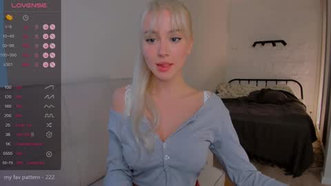 Snapshot of _your_tessa chatting on December 20, 11:00 am Tessa - online show from December 20, 11:00 am