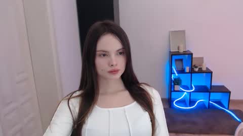 a_ariella_ online show from December 5, 1:31 pm