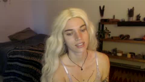 Snapshot of aaalllyyyo chatting on December 15, 7:42 pm ally online show from December 15, 7:42 pm