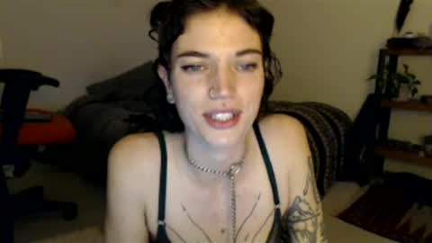 Snapshot of aaalllyyyo chatting on February 1, 12:40 am ally online show from February 1, 12:40 am