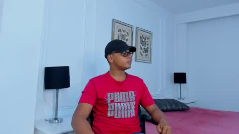 Snapshot of aaron_9827 chatting on January 26, 12:43 pm aaron_9827 online show from January 26, 12:43 pm