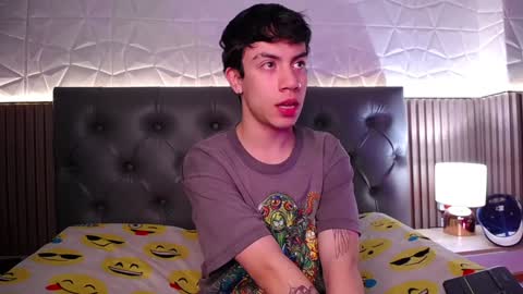 Snapshot of aaron_blink1 chatting on December 3, 1:32 pm Aaron online show from December 3, 1:32 pm