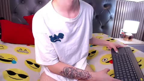 Snapshot of aaron_blink1 chatting on December 6, 6:28 pm Aaron online show from December 6, 6:28 pm