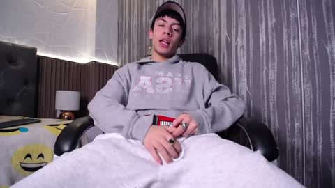 Snapshot of aaron_blink1 chatting on December 7, 2:46 pm Aaron online show from December 7, 2:46 pm