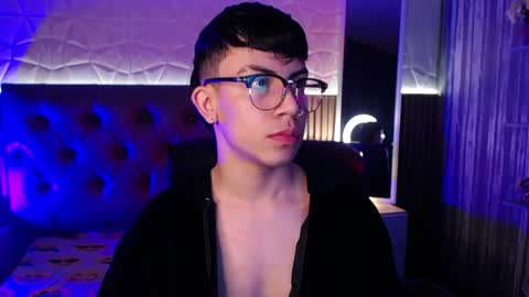 Snapshot of aaron_blink1 chatting on December 18, 3:55 pm Aaron online show from December 18, 3:55 pm