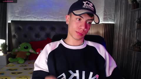 Snapshot of aaron_blink1 chatting on December 20, 1:54 pm Aaron online show from December 20, 1:54 pm