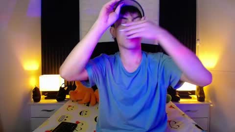 Snapshot of aaron_blink1 chatting on January 3, 1:25 pm Aaron online show from January 3, 1:25 pm