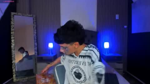 Snapshot of aaron_blink1 chatting on September 12, 9:37 pm Aaron online show from September 12, 9:37 pm