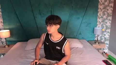 Aaron Ezequiel online show from April 19, 2:16 pm