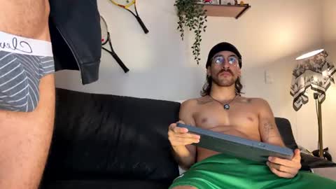 Snapshot of aaron_wheel chatting on July 21, 1:52 am aaron_wheel online show from July 21, 1:52 am