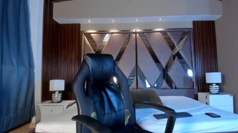 Snapshot of aaron_whitee chatting on December 6, 12:23 am Aaron online show from December 6, 12:23 am