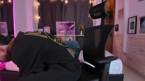 Snapshot of aaron_whitee chatting on December 14, 1:28 am Aaron online show from December 14, 1:28 am