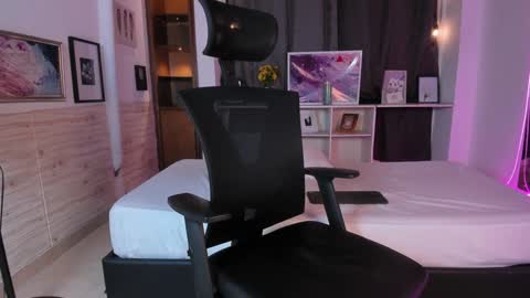 Snapshot of aaron_whitee chatting on December 16, 11:39 pm Aaron online show from December 16, 11:39 pm