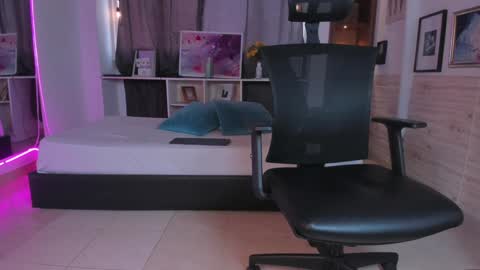 Snapshot of aaron_whitee chatting on December 23, 9:51 pm Aaron online show from December 23, 9:51 pm