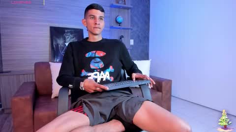 Snapshot of aaron_whitee chatting on December 17, 11:38 am Aaron online show from December 17, 11:38 am