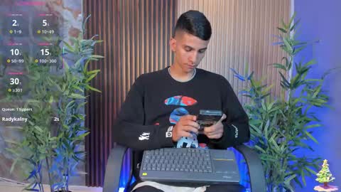 Snapshot of aaron_whitee chatting on December 18, 12:44 pm Aaron online show from December 18, 12:44 pm