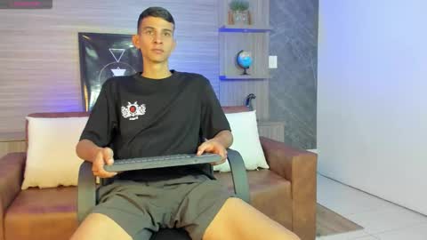 Snapshot of aaron_whitee chatting on January 6, 7:50 pm Aaron online show from January 6, 7:50 pm